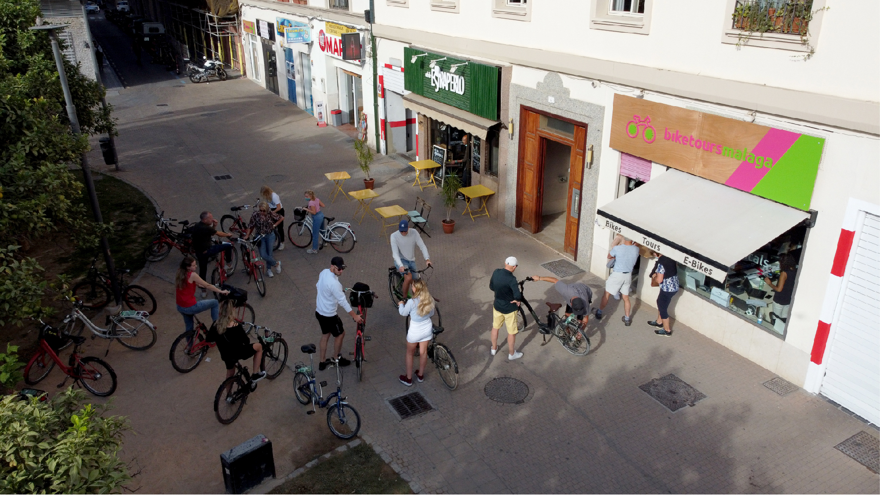 Touristen vor dem Fahrradverleih